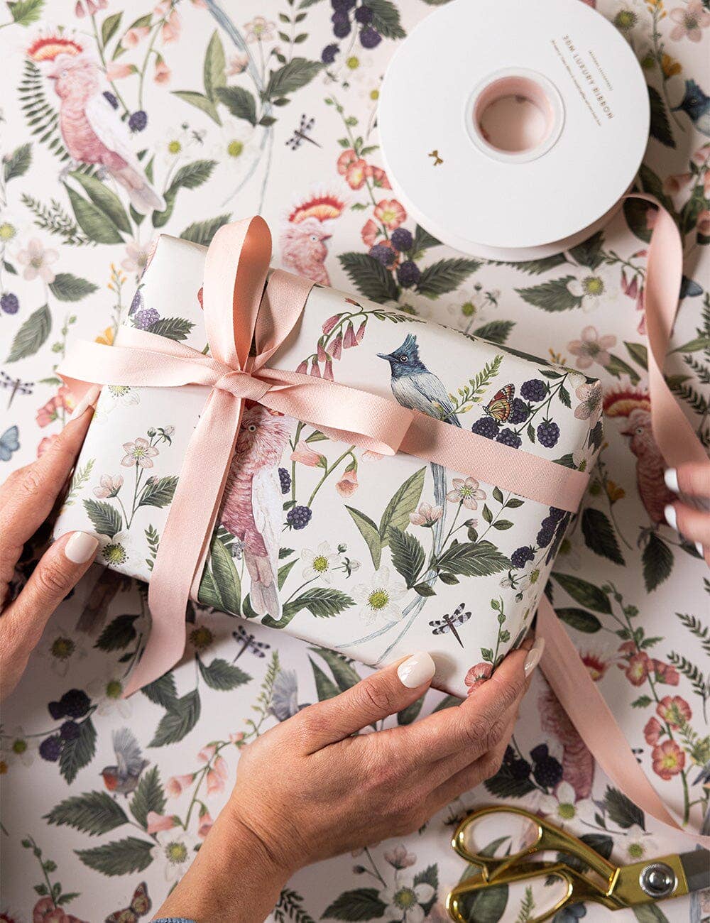 Bespoke Letterpress – Großhandel Geschenkpapier in Bögen – Kakadu / Dämmerung in Blüte 6er-Pack Geschenkpapierbögen1