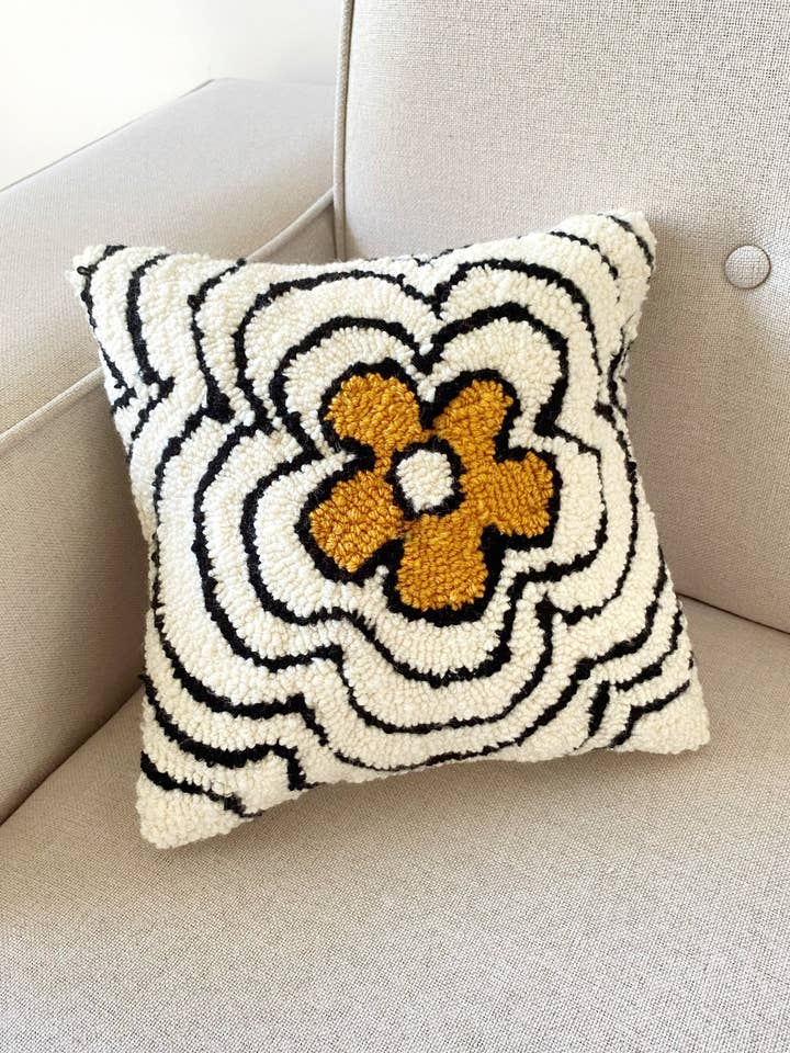 Housse de Coussin Fleurie Brodée à l'Aiguille Groovy pour la vente par Honey Art and Nature