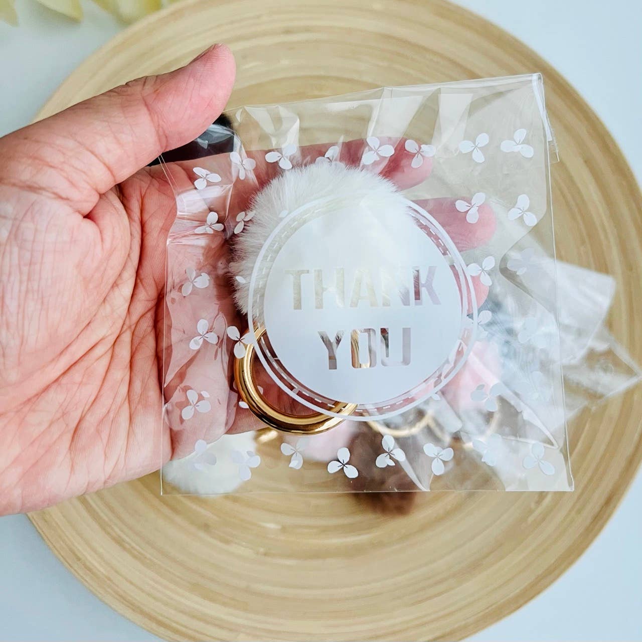 Tiny Gift Society – wholesale Nyckelringar - Dam – Pom Pom Furry Pouf Mini Nyckelring Tack Gåva2