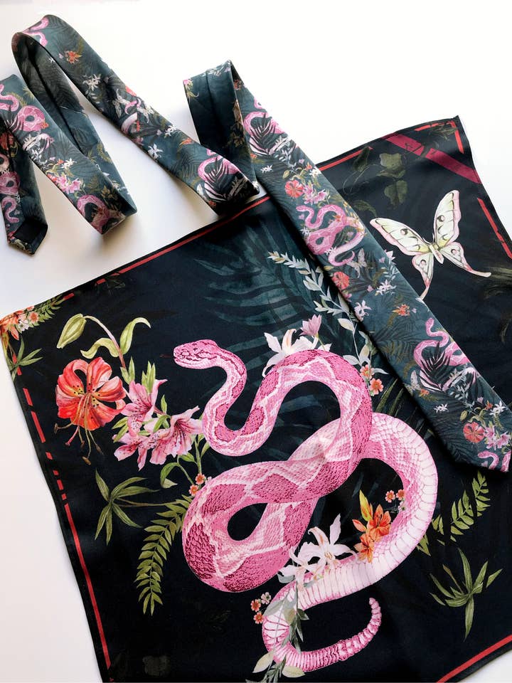 Fazzoletto da taschino in seta di lusso Navy 'Enticement' stampa tropicale per la vendita all'ingrosso da parte di Alice Acreman Silks