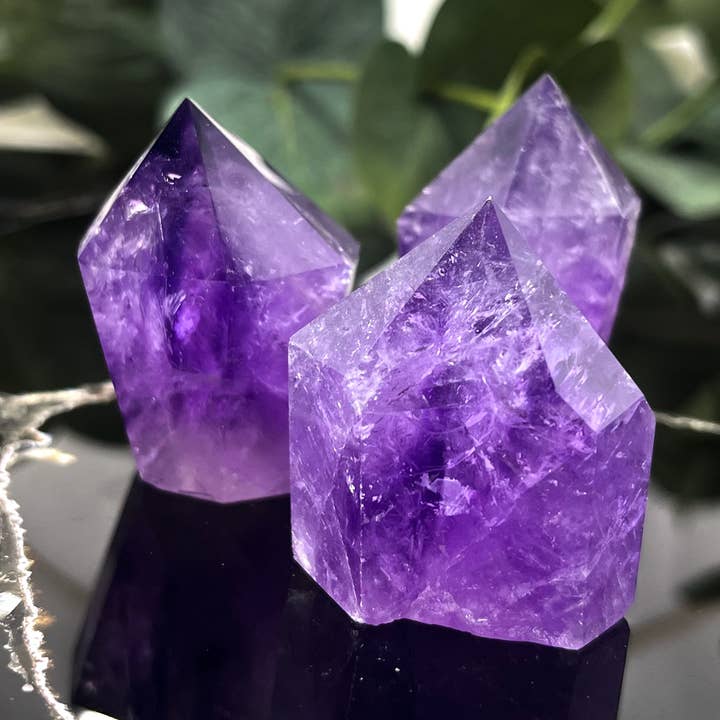 Petit point d'améthyste pour la vente par The Crystal Tabby