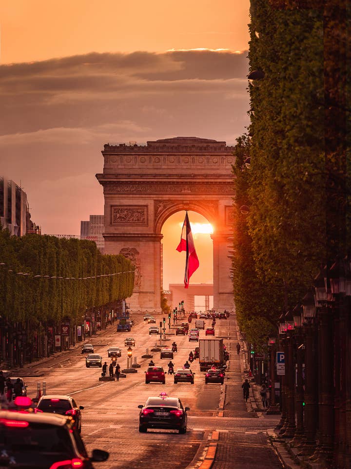 Paris Poster - Paris Henge während der Feier zum 8. Mai für den Großhandel von Posters & Puzzles