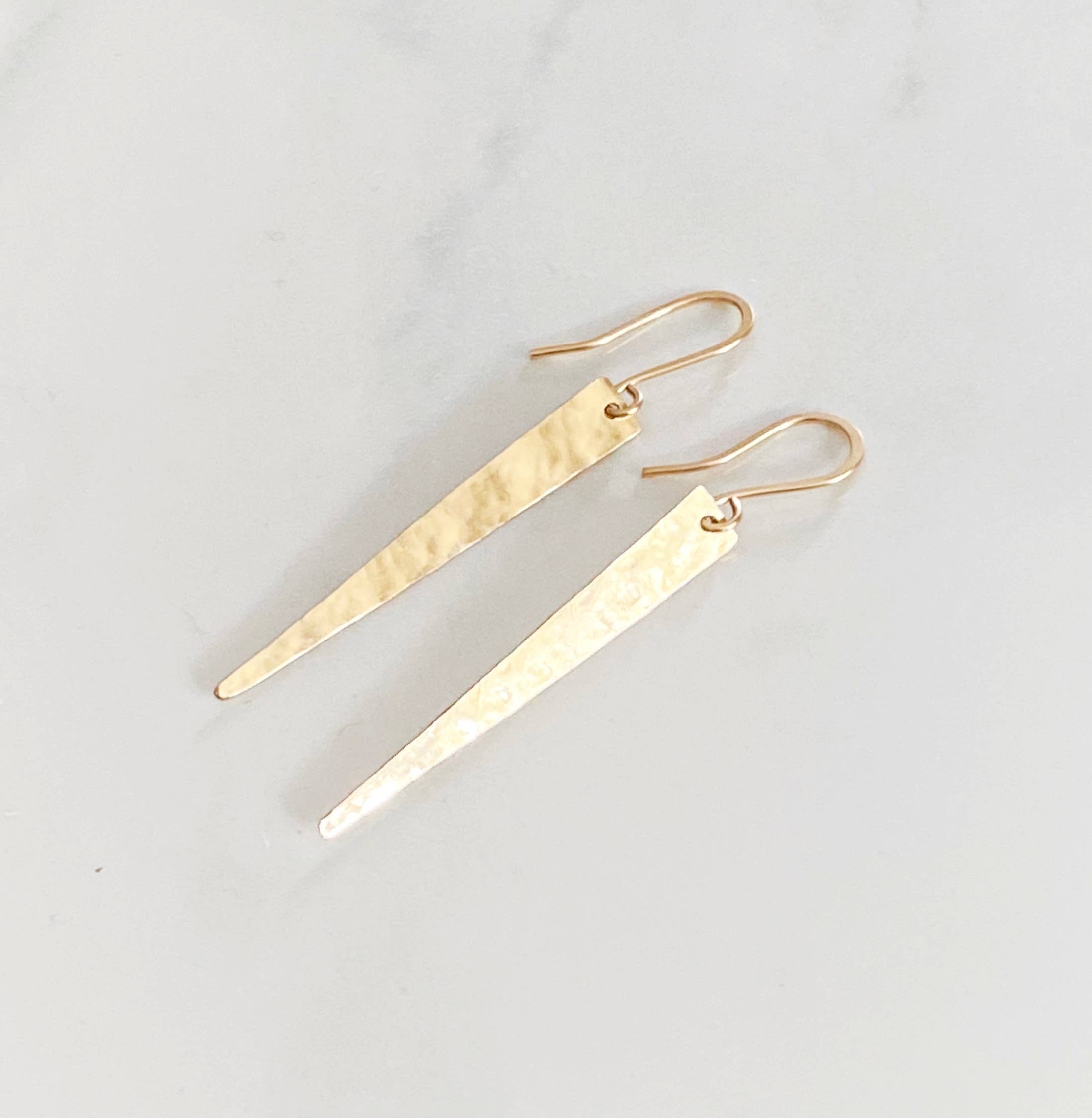 Bonnie Boardman Jewelry – Engroshandel Hængeøreringe og creoløreringe – Hånd cut guld spike ørering1