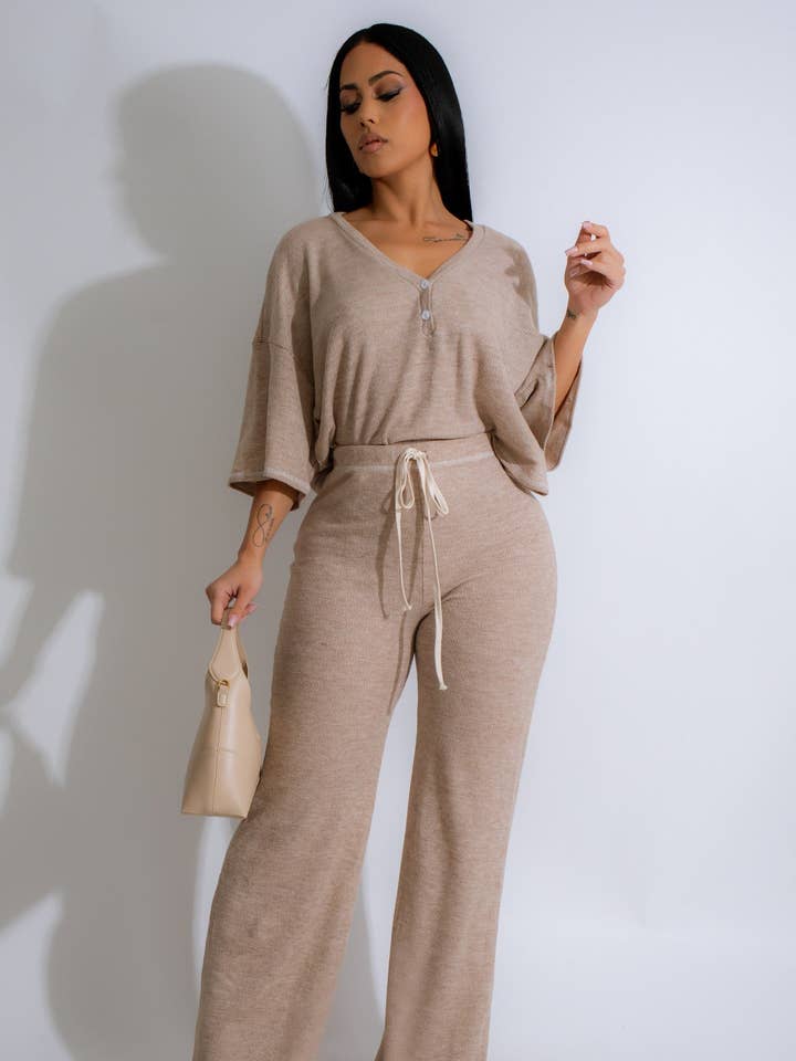 CONJUNTO DE TOP DE PUNTO FINO CON CUELLO EN V Y PANTALONES ANCHOS para venta al por mayor de 5besties inc