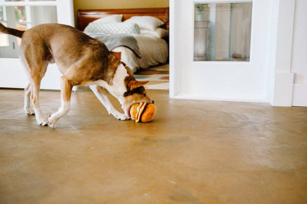 Only An Ocean Europe - Wholesale Knuffelspeeltje - Hond - P.L.A.Y American Classic Barky Burger speeltje1