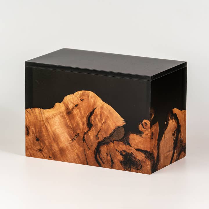 L'urne souvenir en bois de suar - Urne 4 sur 15 pour la vente par The Legacy Urn Company