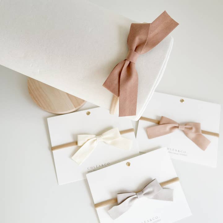 Bandeau Arcelia Bow pour la vente par Chlea & Co.