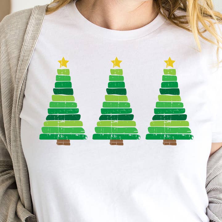 T-shirt graphique de Noël à 3 arbres rayés pour la vente par Select Apparel