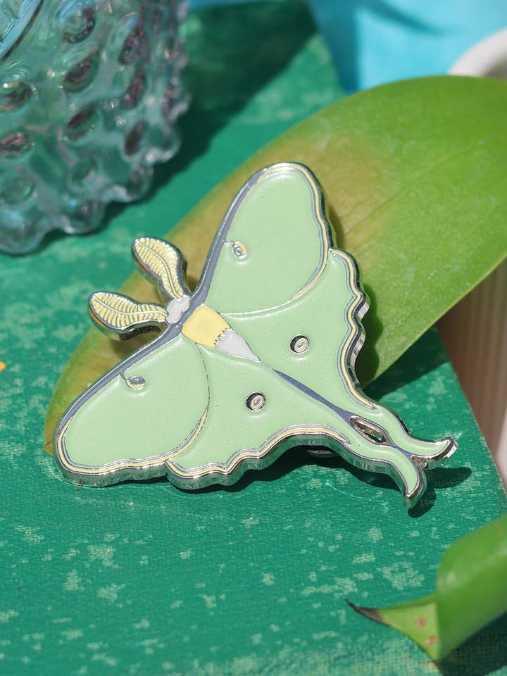 Glow-in-de-donker Luna Mot Enamel Pin voor wholesale door Blinque’s Butterfly Garden