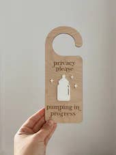 Pumpning in Progress Dörrhängare | Amning, Amning för wholesale av Love Lace Letters