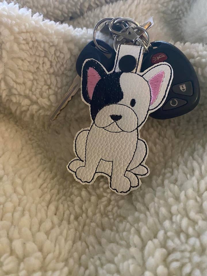 Hvid og sort hund nøglering, hvid og sort hund nøglering, hund Pet Snap Tab nøglering, hvid og sort hund tag, hvid & sort hund nøglering for engroshandel hos Woman Owned Small Batch Not on Amazon Handmade