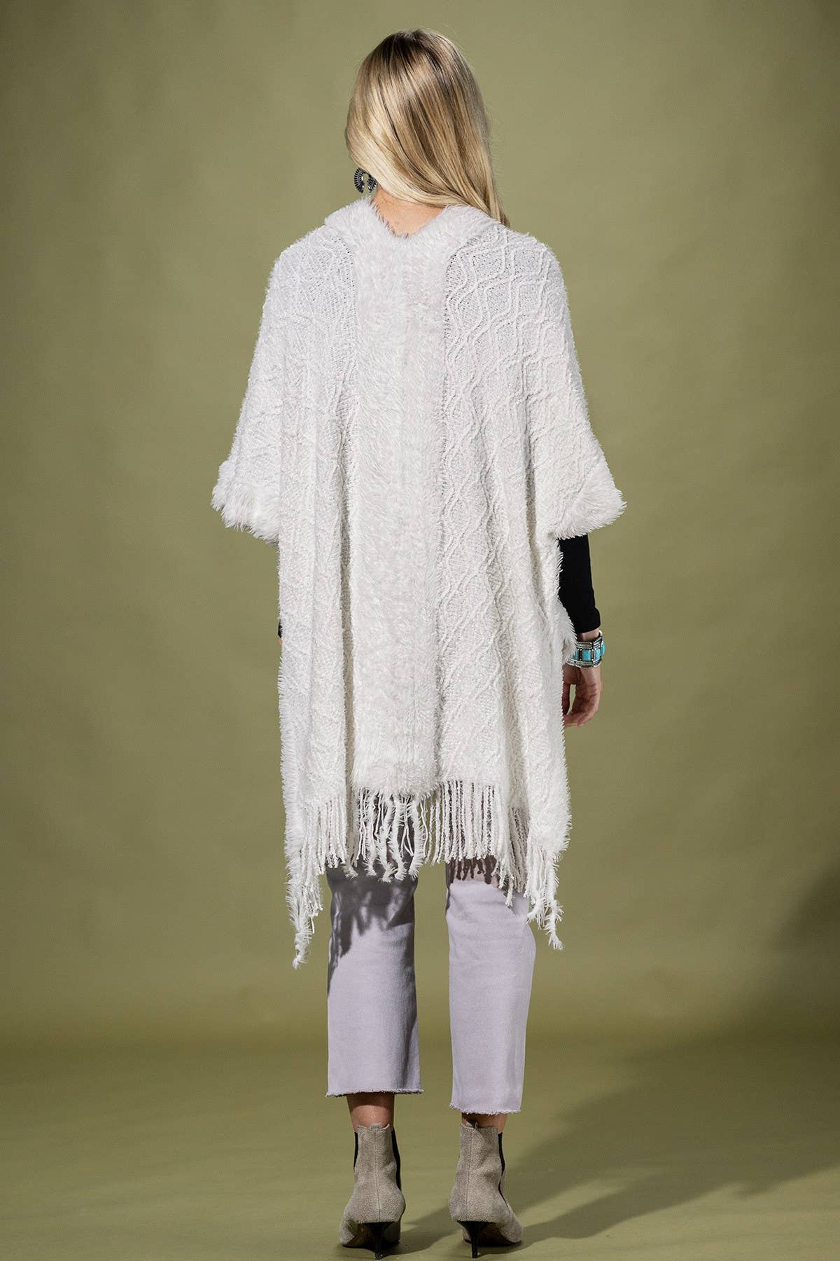 Urbanista - Vendita all'ingrosso Poncho - Donna - Scialle accogliente in maglia bouclé e morbido con frange.8