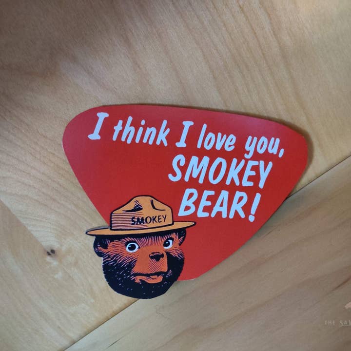 Orsetto in legno con scritta «I Think I Love You» per la vendita all'ingrosso da parte di The Sawmill Shop