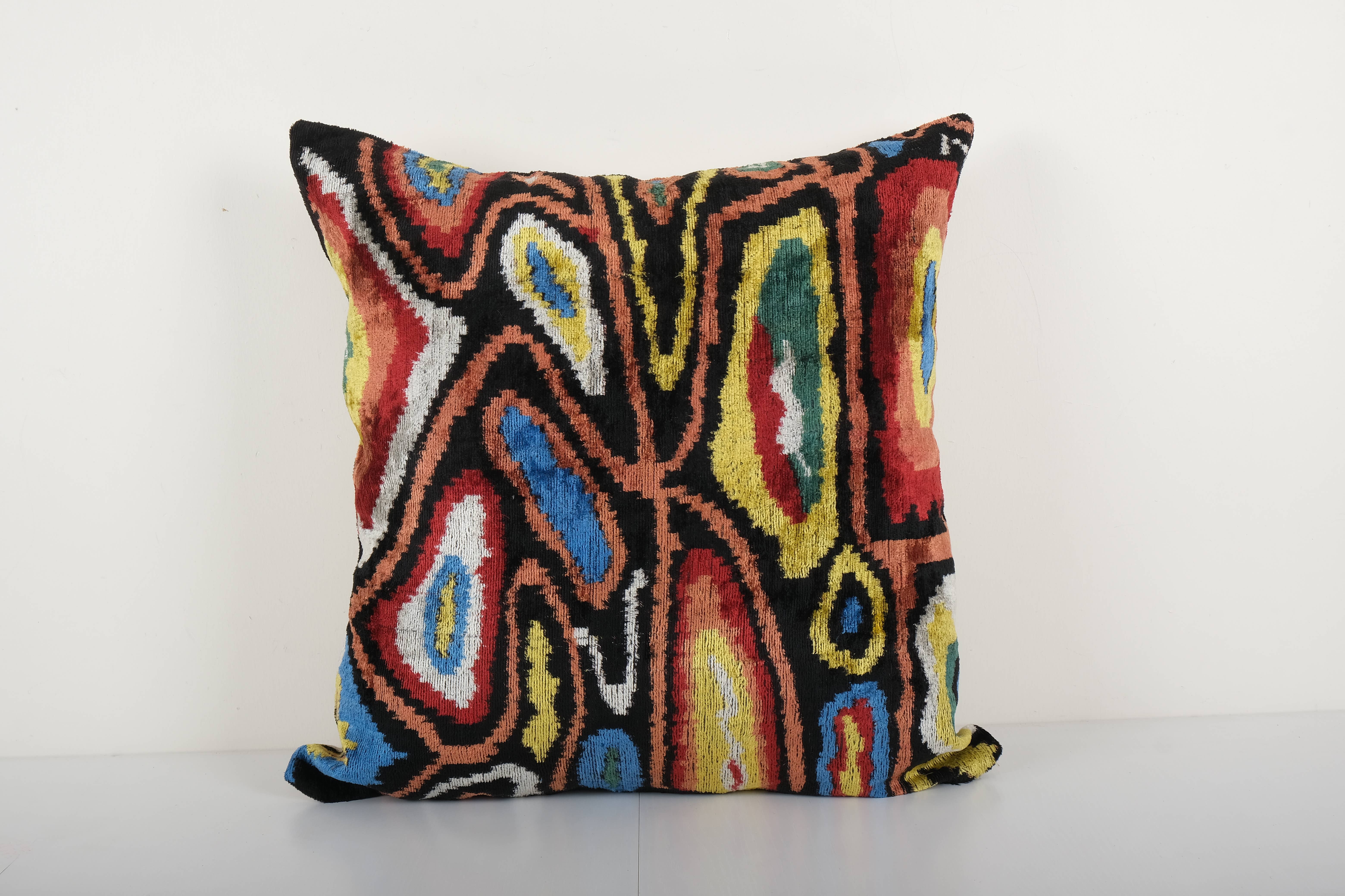 Vintage Pillows Store – Engroshandel Pyntepude – Firkantet farverigt design ikat fløjl pude - sort etnisk1