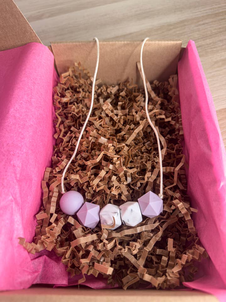 Lila - Collana da Allattamento & Collana da Portare 🪷 per la vendita all'ingrosso da parte di Bienfaits pour Maman