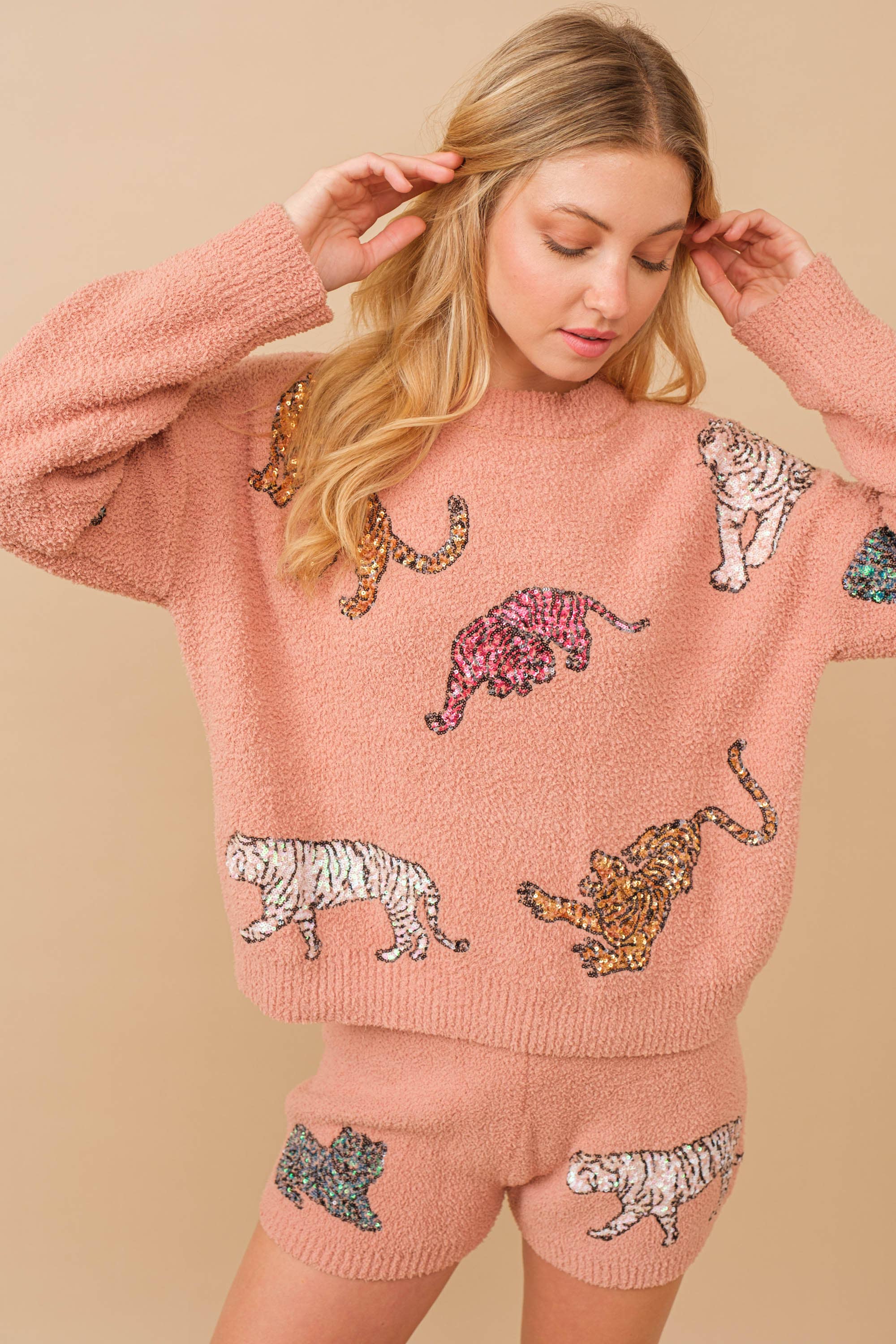 Blue B - Venta al por mayor Conjunto de ropa cómoda - Mujer - Conjunto cómodo de suéter y shorts adornados con secuencias de tigres multicolores12