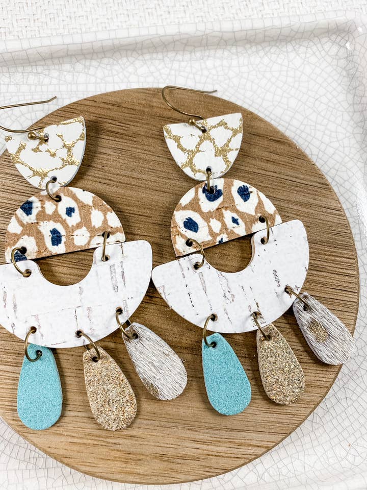 Witte en turquoise kroonluchters | grote luipaardleren oorbellen voor wholesale door Anabelle+Oak