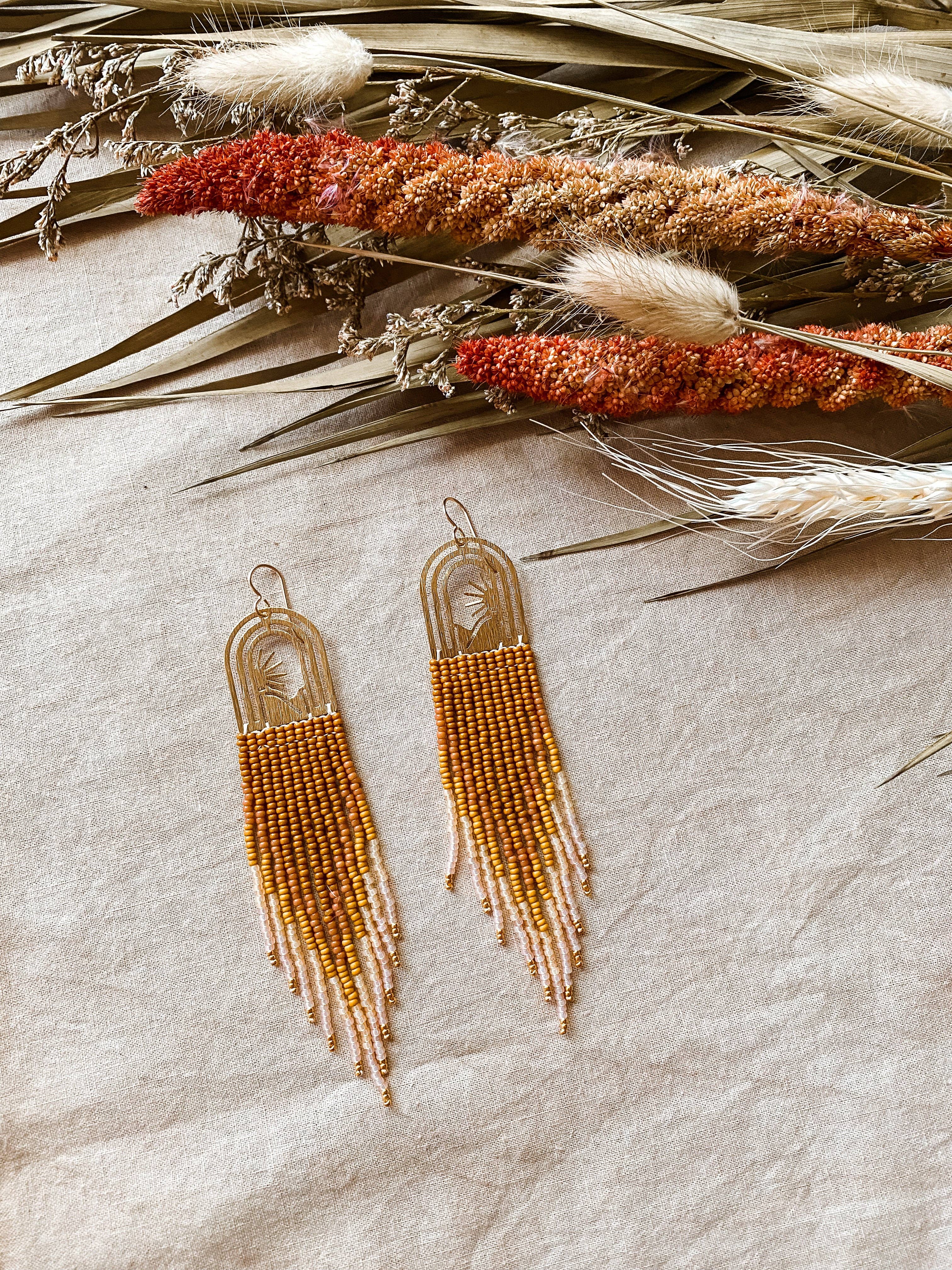 Stone & Sky - Wholesale Hangende/ronde oorbellen - Golden Days - in mosterd