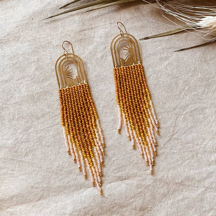 Stone & Sky - Wholesale Hangende/ronde oorbellen - Golden Days - in mosterd0