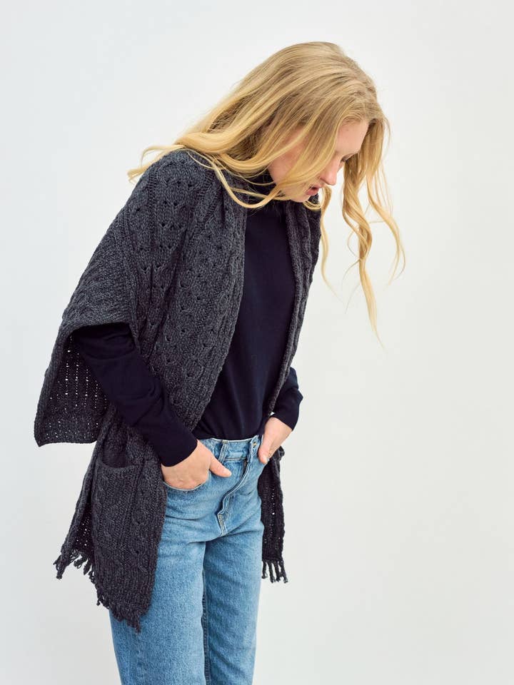 Écharpe Shannon Throwover Aran avec poche - Gris pour la vente par Aran Woollen Mills