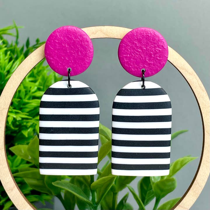 Boucles d’oreilles pendantes en pâte polymère à rayures monochromes pour la vente par Kay Jay Clay