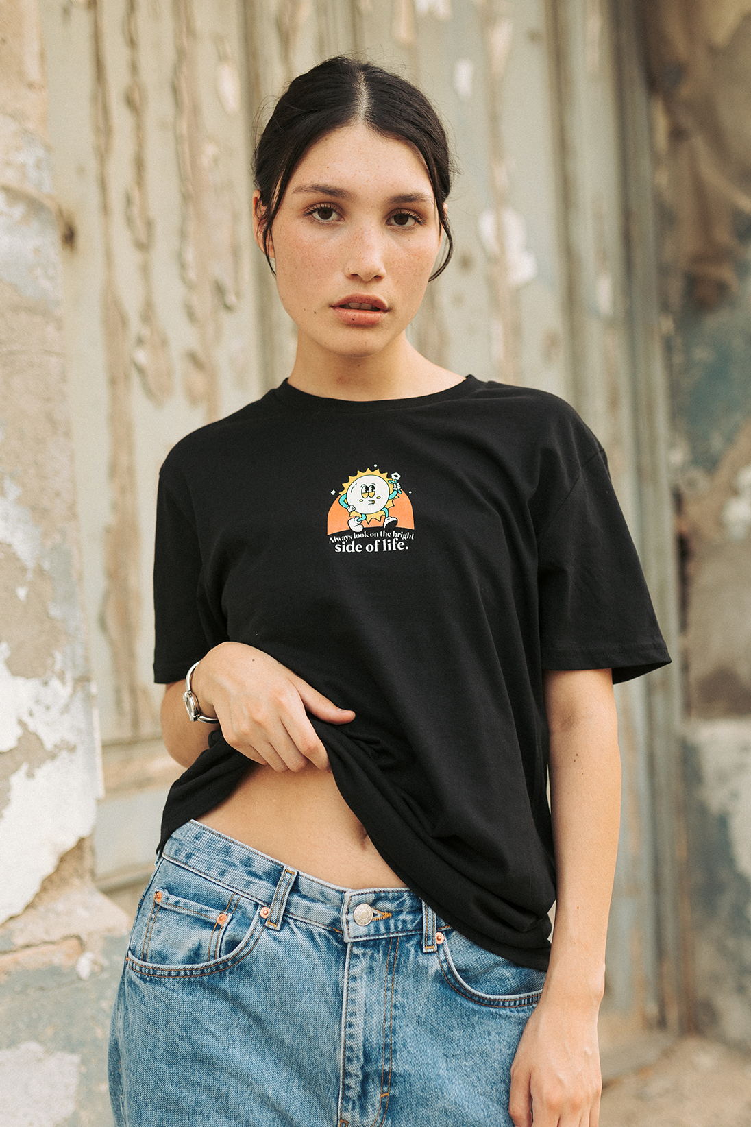 Nostalgic Apparel – T-shirt estampada - Unissexo por atacado – Olhe sempre para o lado bom da vida - T-shirt preta6