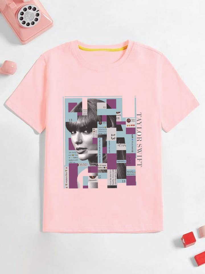 L1103 - T-shirt con grafica TAYLOR per la vendita all'ingrosso da parte di KNOCK ON THE STYLE