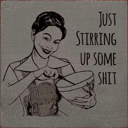 SAWDUST CITY - Wholesale Bord/bordje - Ik ben gewoon wat rotzooi aan het aanwakkeren. (retro roerende vrouw) Houten bord0