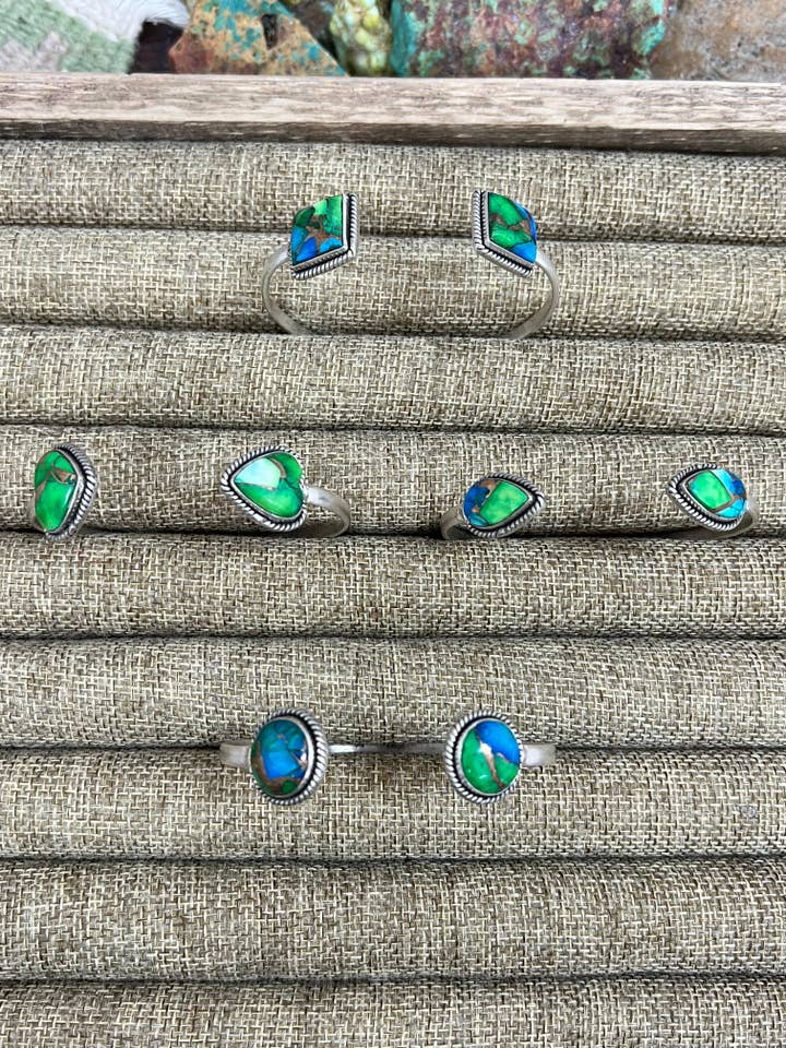 Handgjord manschettarmband i sterlingsilver med påfågel och dahlia, signerad Nizhoni. för wholesale av Nizhonitradersllc