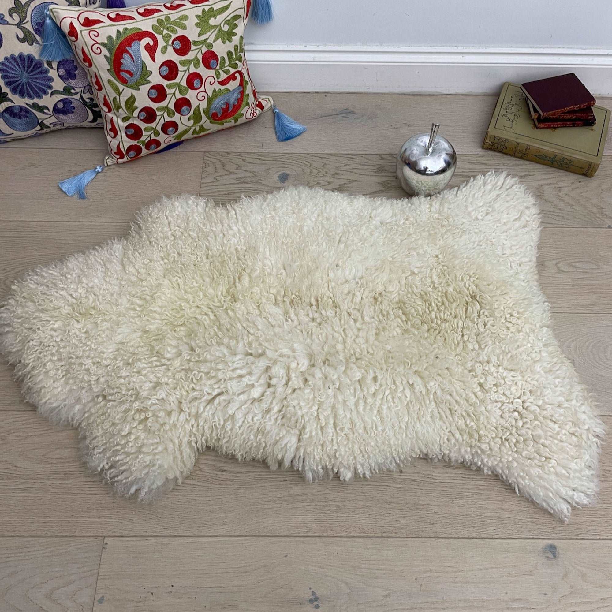 Wildash London - Wholesale Area Rug - British Curly Sheepskin Ivory Cream White 100% Natural Sheep Skin Rug2