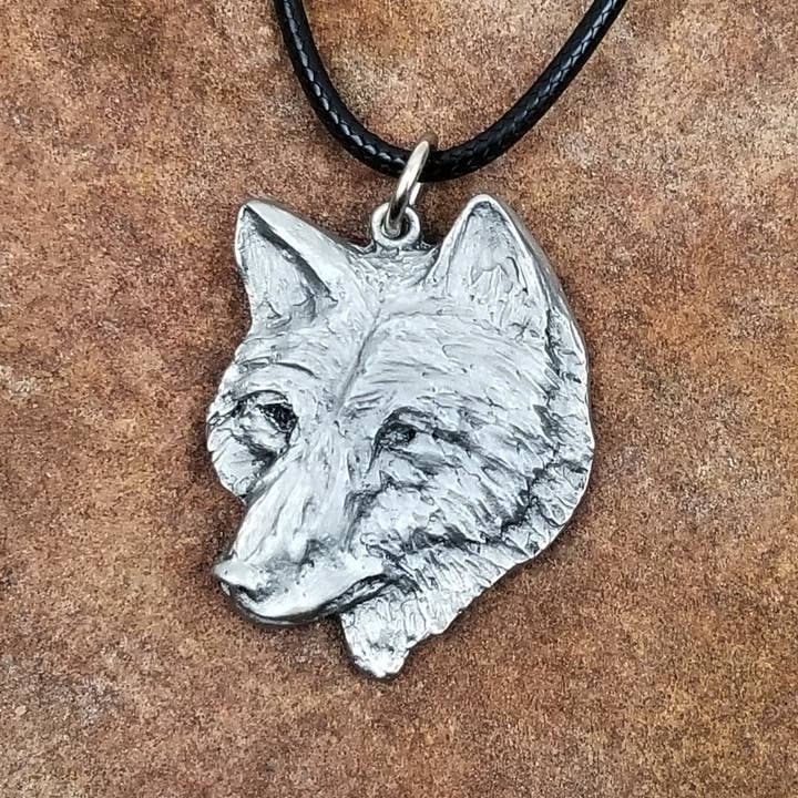 Schumann Sculpture – wholesale Hänge-/berlockhalsband – Röd Wolf Tenn Halsband, Tenn Wolf hänge, Wolf statyett, Wolf Art, Metall Wolf skulptur, Wildlife hängen, Naturen hängen
