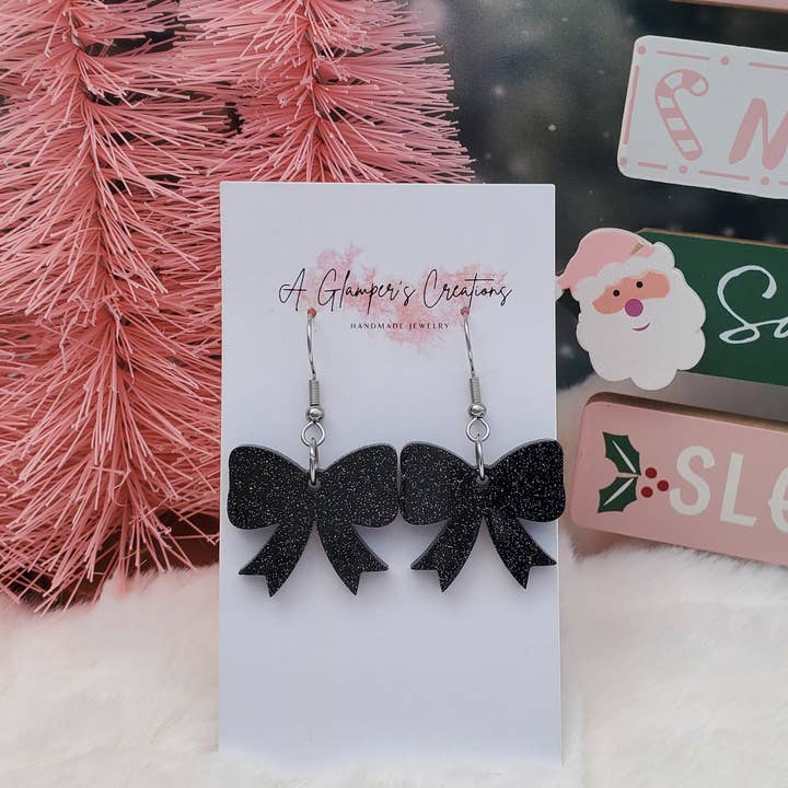Boucles d'oreilles en acrylique avec nœud de Noël noir - Noël 2024 pour la vente par A Glamper's Creations LLC