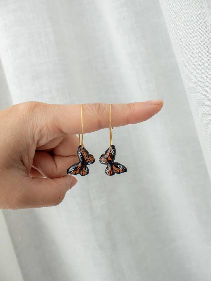 Orecchini a Cerchio Monarch Butterfly per la vendita all'ingrosso da parte di Indigo Clay Jewelry