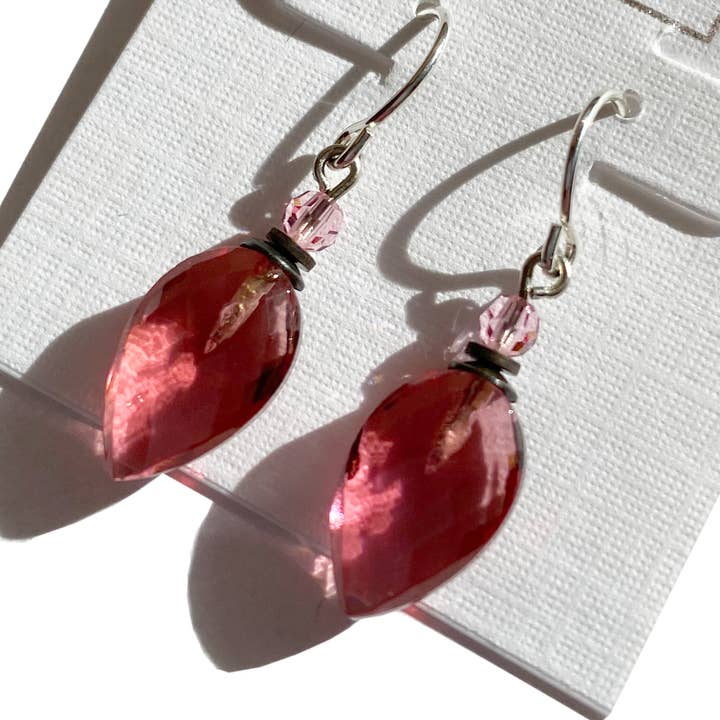 BIRDSONG 21 - BOUCLES D'OREILLES EN VERRE ROSE, PERLES DE CRISTAL, BRONZE pour la vente par Owen Glass Collection