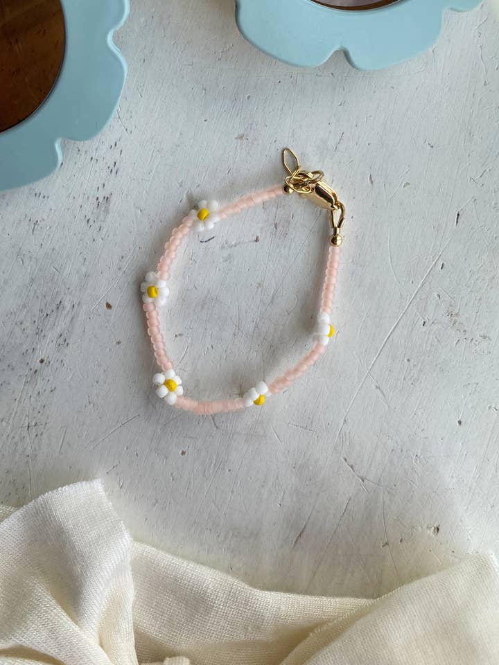 Bracelet Blush Daisy pour la vente par Finnie’s Findings