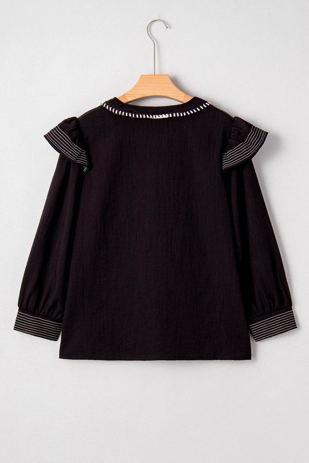 Negro Blusa de manga larga con volante y pespuntes en contraste y cuello en V de venta al por mayor en Faire1