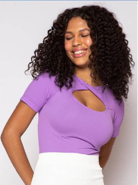 #I06438 Kurzarm, Rundhalsausschnitt, verdrehtes Schlüsselloch. für den Großhandel von Scala Tops