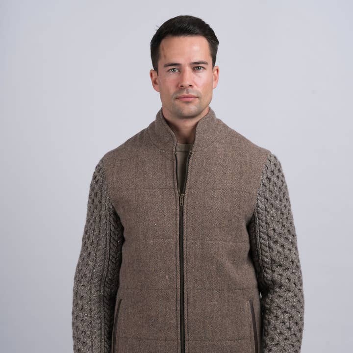 Veste Fawn Shackleton avec manches en tricot torsadé Rocky Road pour la vente par Celtic Tweed