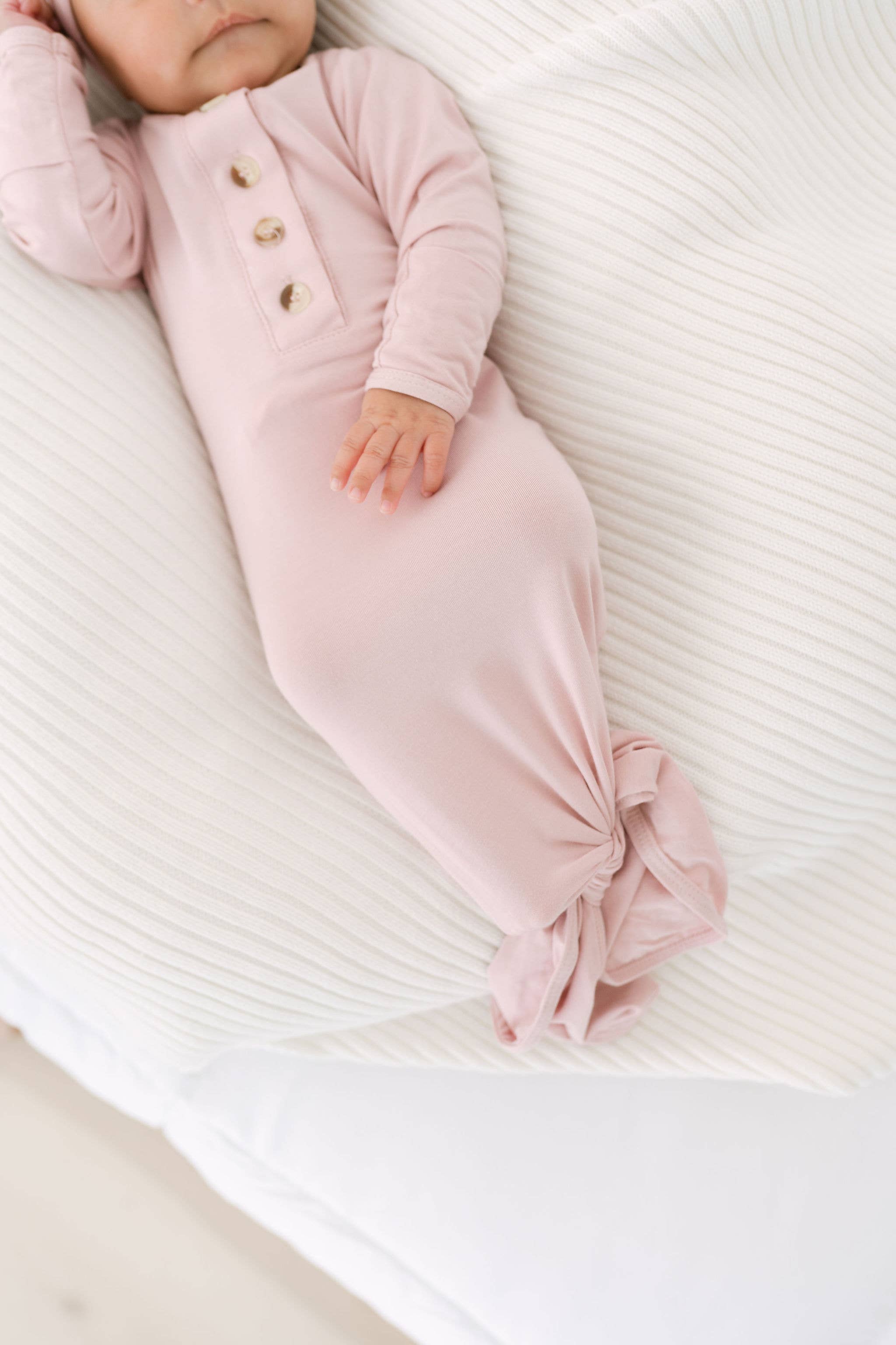 Stroller Society – wholesale Set med nattlinnen – baby – Knutet nyfödd sovdräkt med rosett och mössa - babykläder för flicka18