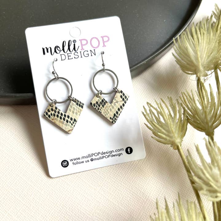 Oorbellen van slangenleer met V-vorm en cirkel voor wholesale door molliPOP Design