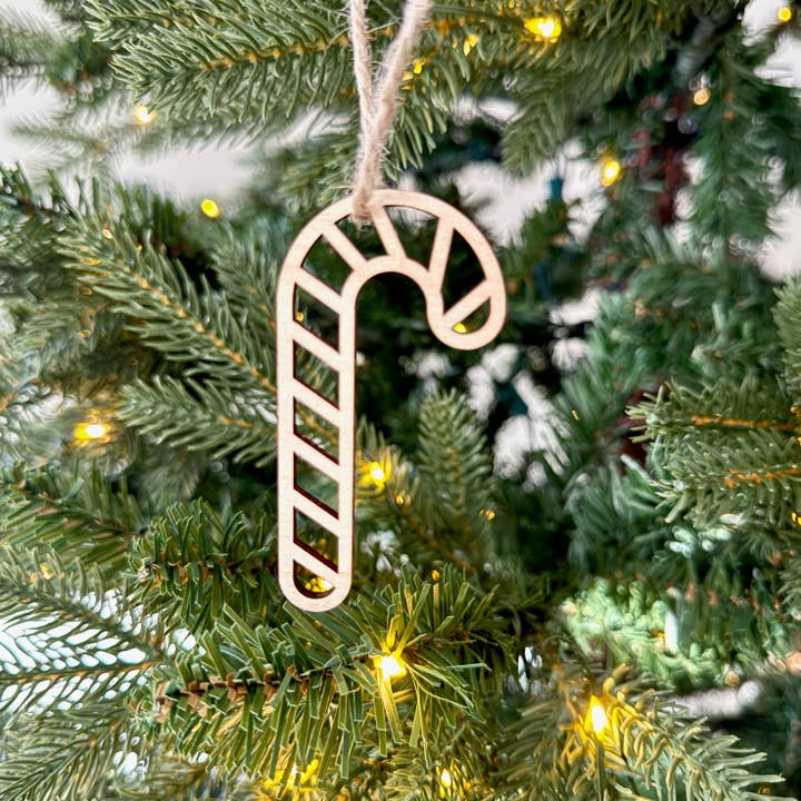 Ornamento in Legno a Forma di Bastoncino di Zucchero© di Aurora North Home™ per la vendita all'ingrosso da parte di Aurora North Home