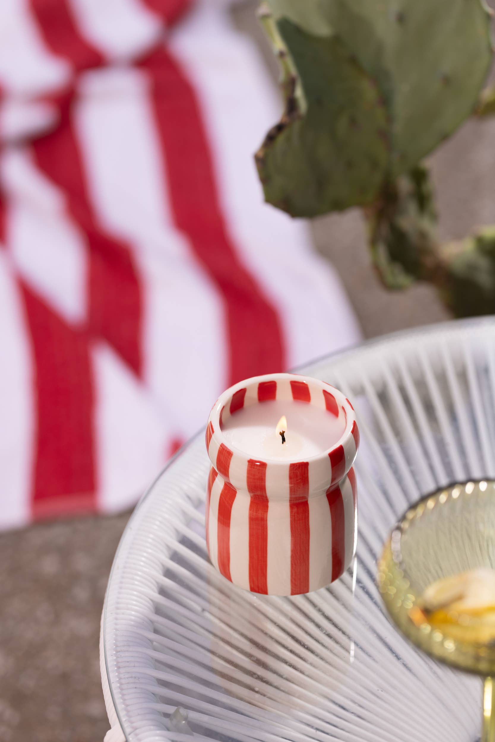 Designworks Collective – wholesale Jar/filled candle – Paddywax Cabana Red Ceramic Candle - Hibiscus Bay4