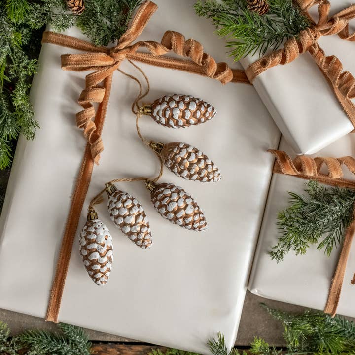 BOUQUET DE POMMES DE PIN DORÉES ENNEIGÉES pour la vente par Ragon House