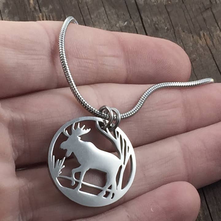 Älg i skogen hänge, stor eller petite för wholesale av Be Inspired UP