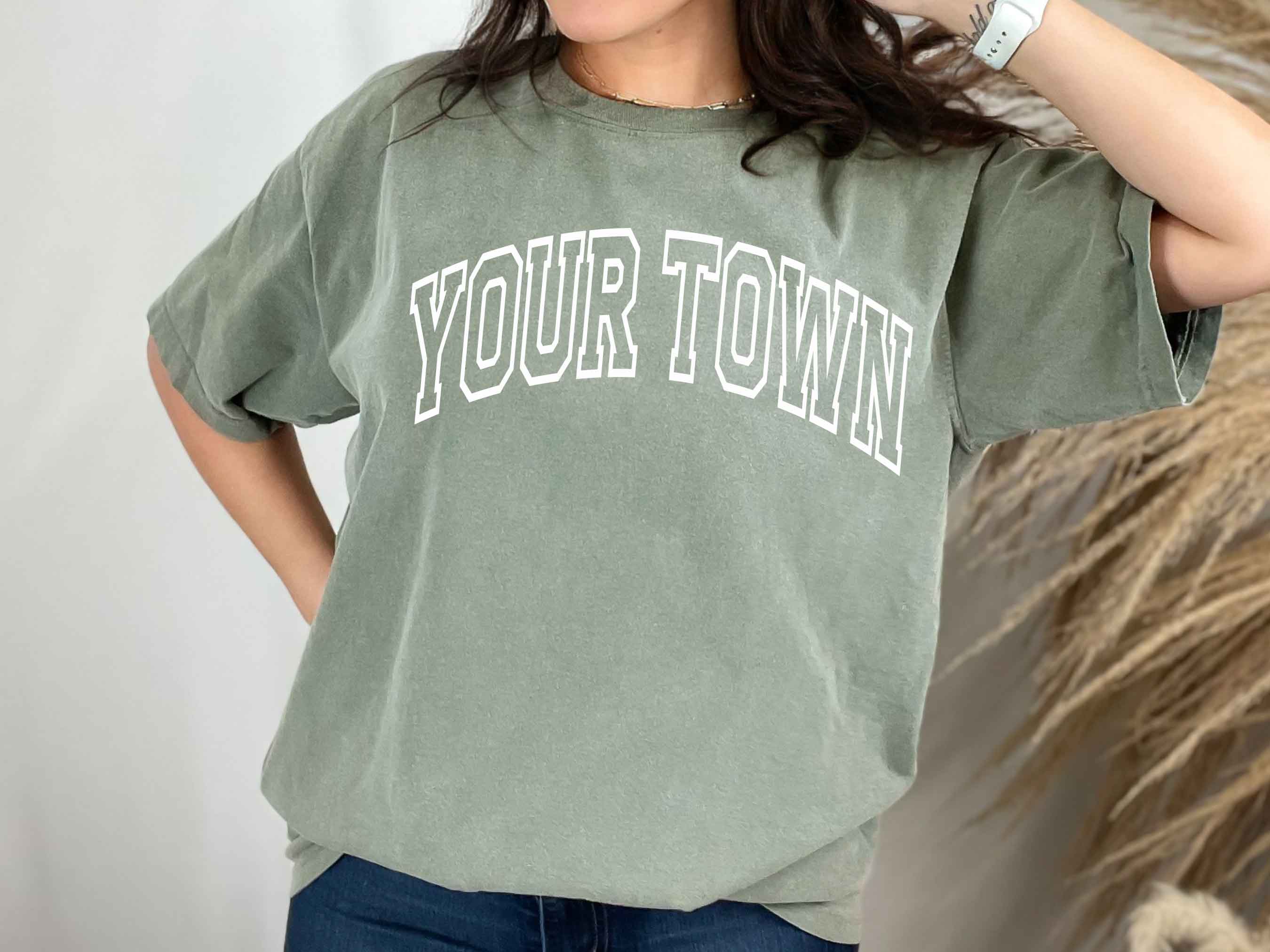 One Nine - Vendita all'ingrosso Maglietta serigrafata - Donna - T-shirt personalizzata City/Town Comfort Colors Heavyweight Hometown1