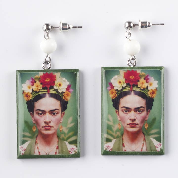 Øreringe i træ og harpiks med grønt rektangulært Frida Kahlo motiv for engroshandel hos 4everyday Handmade