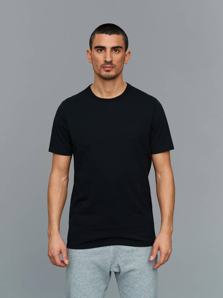 T-shirt en coton noir brodé pour la vente par Eleven New York