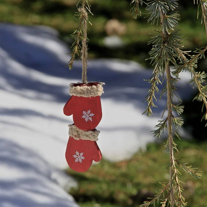 Pair of red wooden mittens with white flake for wholesale by LES SCULPTEURS DU LAC
