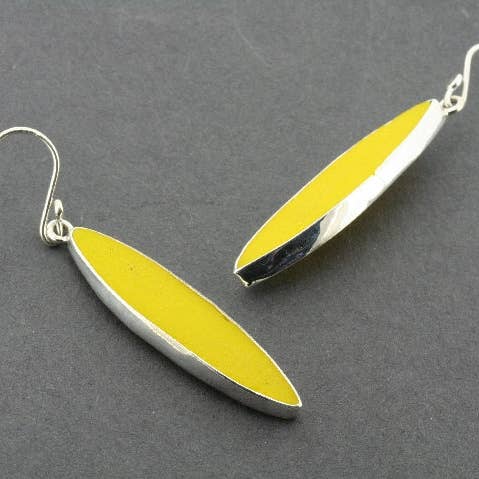 Boucles d'oreilles en forme de lance en céramique jaune pour la vente par Makers & Providers