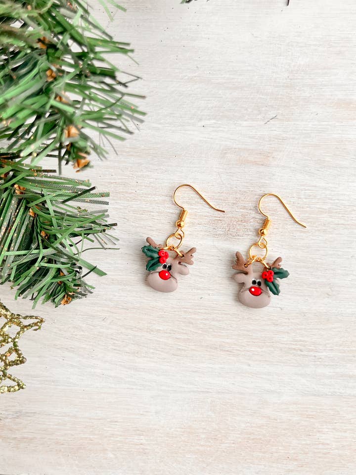 Hängeohrringe mit Rentiermohrringen, handgefertigte Weihnachtsohrringe aus Ton für den Großhandel von That's Sew Me